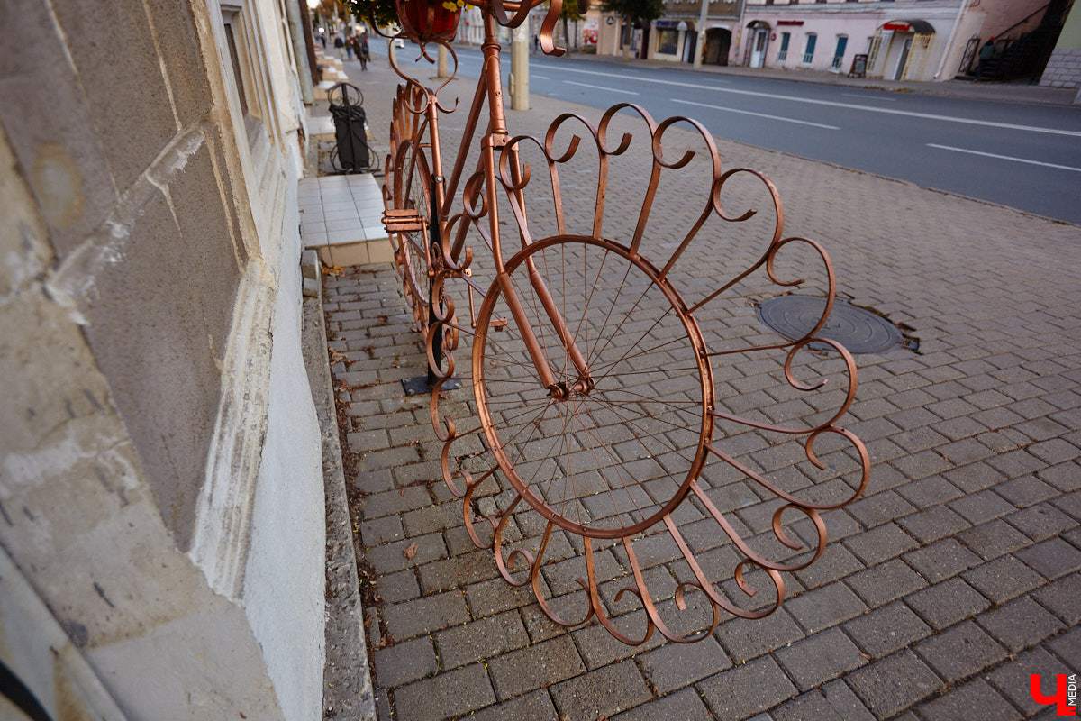 Свершилось! В историческом центре областной столицы стартовал ремонт памятника князю Владимиру. Монумент давно ждал своего часа, и вот наконец сделаны первые шаги к его реставрации. А еще на улицах сразу трех городов региона появились интересные арт-объекты: гусь удачи, русские классики и кашпо на колесах. Что они собой представляют? Рассказываем обо всем по порядку!