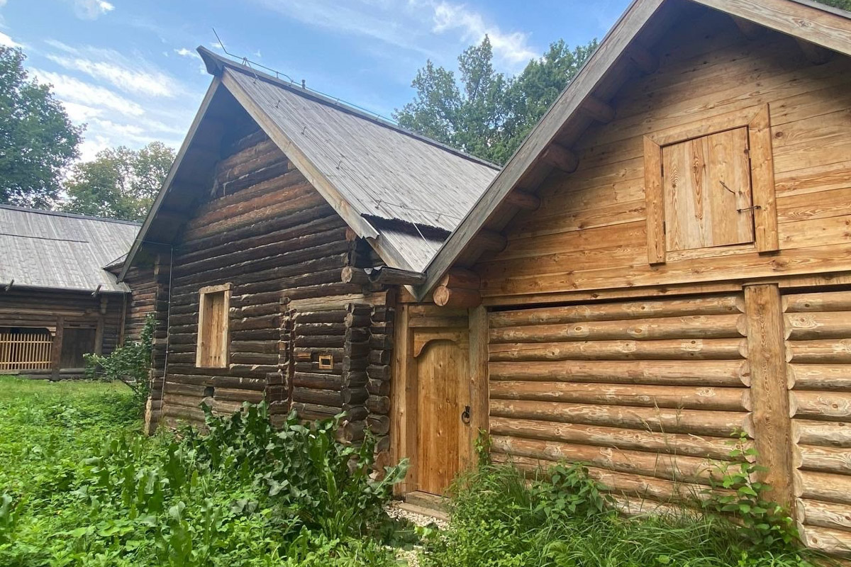 Станок для подковки коня, образцы редкой глухой корабельной резьбы, овины, амбары, мельницы и церкви старого образца. А еще ступальный колодец, который приводили в движение с помощью ног. На территории в 36 гектаров на окраине Нижнего Новгорода раскинулся уникальный музей деревянного зодчества «Щёлоковский хутор». Все его чудеса увидел и «Ключ-Медиа»!