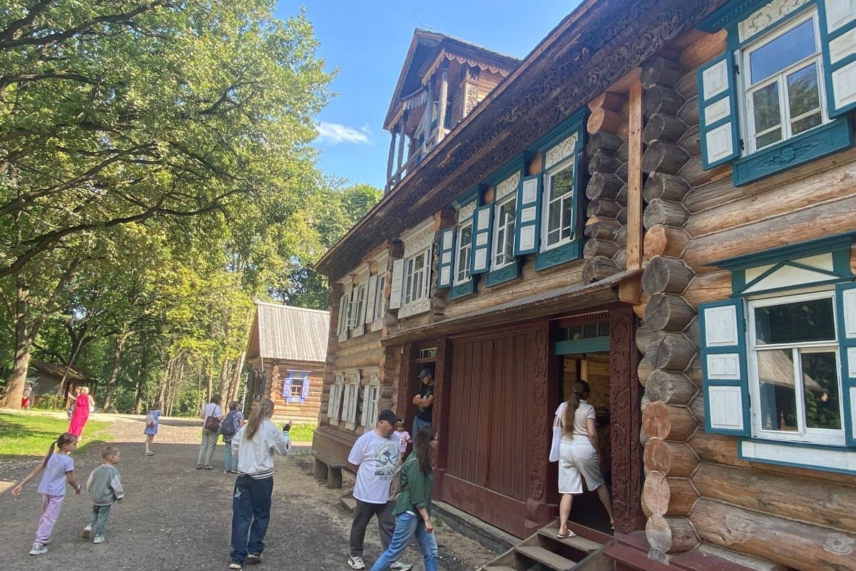 Станок для подковки коня, образцы редкой глухой корабельной резьбы, овины, амбары, мельницы и церкви старого образца. А еще ступальный колодец, который приводили в движение с помощью ног. На территории в 36 гектаров на окраине Нижнего Новгорода раскинулся уникальный музей деревянного зодчества «Щёлоковский хутор». Все его чудеса увидел и «Ключ-Медиа»!