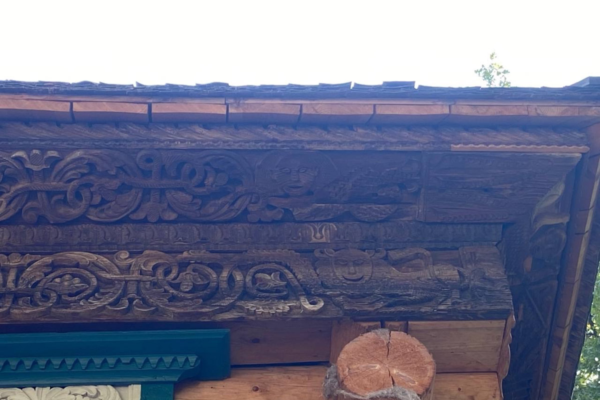 Станок для подковки коня, образцы редкой глухой корабельной резьбы, овины, амбары, мельницы и церкви старого образца. А еще ступальный колодец, который приводили в движение с помощью ног. На территории в 36 гектаров на окраине Нижнего Новгорода раскинулся уникальный музей деревянного зодчества «Щёлоковский хутор». Все его чудеса увидел и «Ключ-Медиа»!