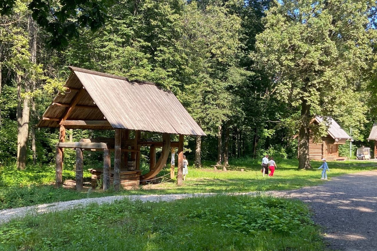 Станок для подковки коня, образцы редкой глухой корабельной резьбы, овины, амбары, мельницы и церкви старого образца. А еще ступальный колодец, который приводили в движение с помощью ног. На территории в 36 гектаров на окраине Нижнего Новгорода раскинулся уникальный музей деревянного зодчества «Щёлоковский хутор». Все его чудеса увидел и «Ключ-Медиа»!