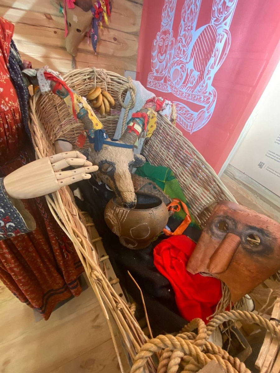 Станок для подковки коня, образцы редкой глухой корабельной резьбы, овины, амбары, мельницы и церкви старого образца. А еще ступальный колодец, который приводили в движение с помощью ног. На территории в 36 гектаров на окраине Нижнего Новгорода раскинулся уникальный музей деревянного зодчества «Щёлоковский хутор». Все его чудеса увидел и «Ключ-Медиа»!