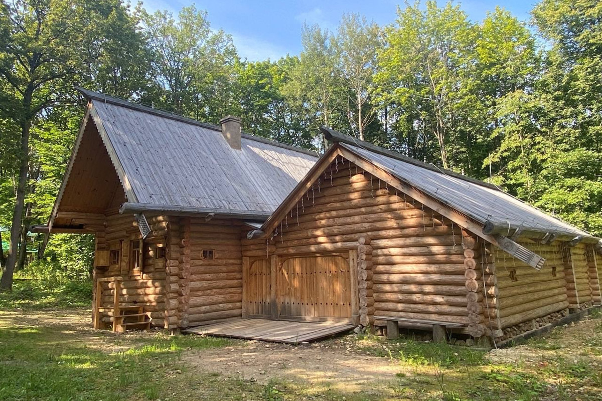 Станок для подковки коня, образцы редкой глухой корабельной резьбы, овины, амбары, мельницы и церкви старого образца. А еще ступальный колодец, который приводили в движение с помощью ног. На территории в 36 гектаров на окраине Нижнего Новгорода раскинулся уникальный музей деревянного зодчества «Щёлоковский хутор». Все его чудеса увидел и «Ключ-Медиа»!