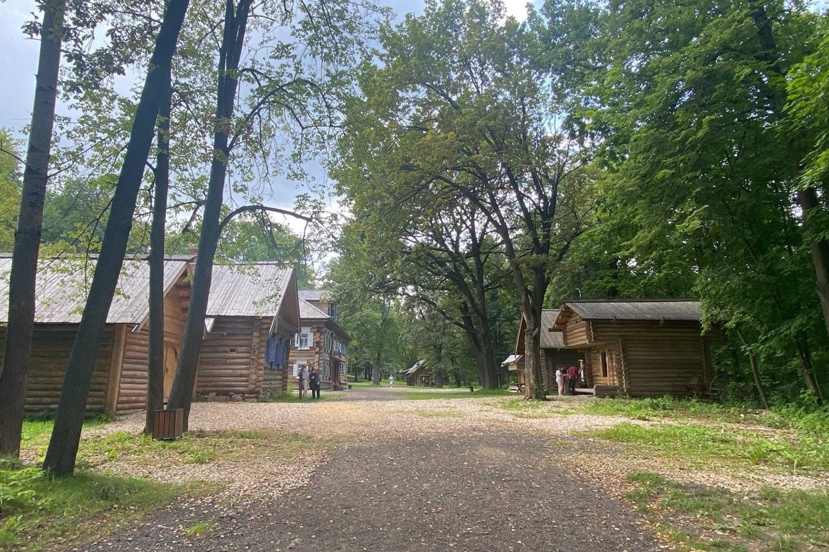 Станок для подковки коня, образцы редкой глухой корабельной резьбы, овины, амбары, мельницы и церкви старого образца. А еще ступальный колодец, который приводили в движение с помощью ног. На территории в 36 гектаров на окраине Нижнего Новгорода раскинулся уникальный музей деревянного зодчества «Щёлоковский хутор». Все его чудеса увидел и «Ключ-Медиа»!