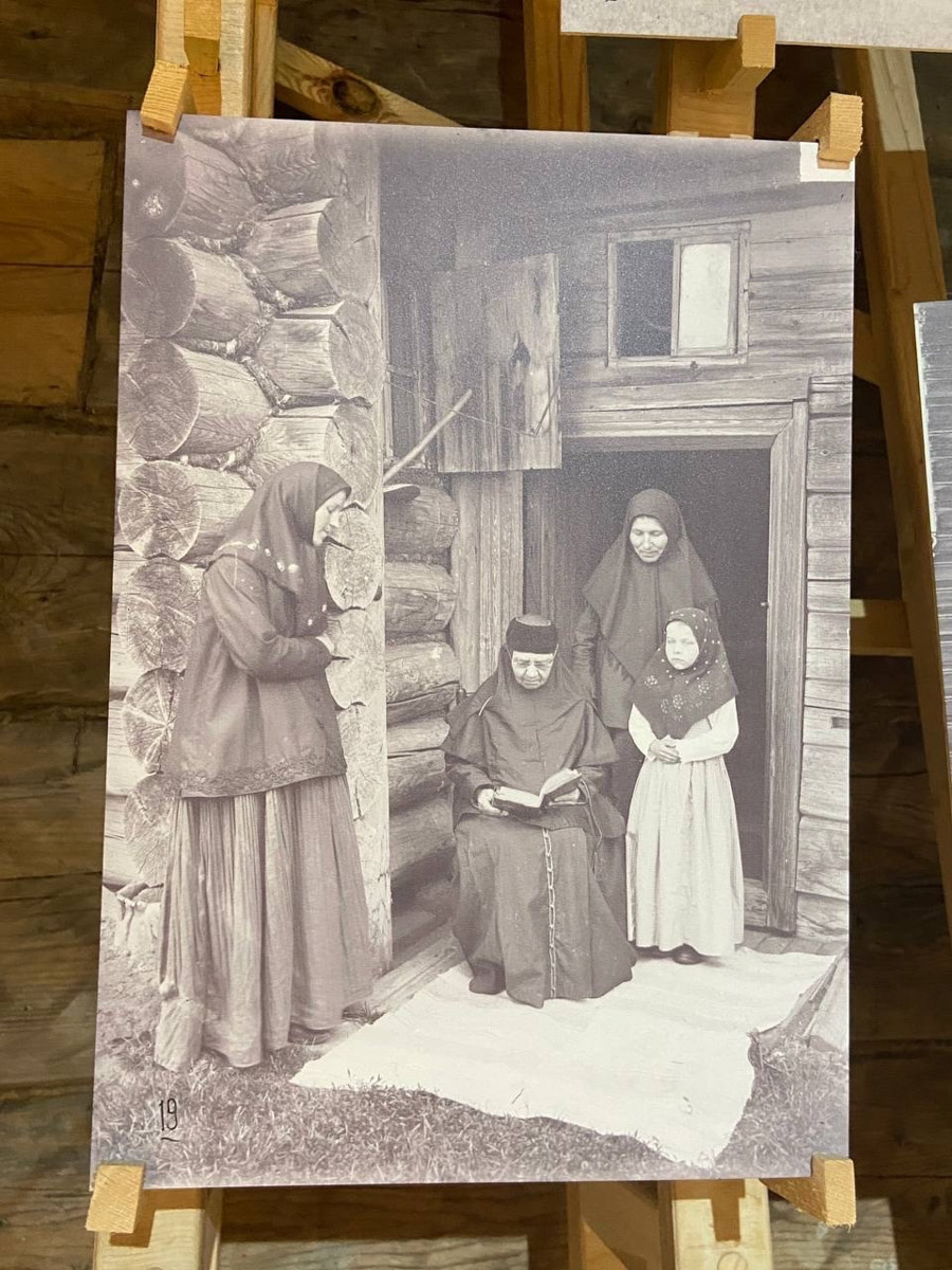 Станок для подковки коня, образцы редкой глухой корабельной резьбы, овины, амбары, мельницы и церкви старого образца. А еще ступальный колодец, который приводили в движение с помощью ног. На территории в 36 гектаров на окраине Нижнего Новгорода раскинулся уникальный музей деревянного зодчества «Щёлоковский хутор». Все его чудеса увидел и «Ключ-Медиа»!