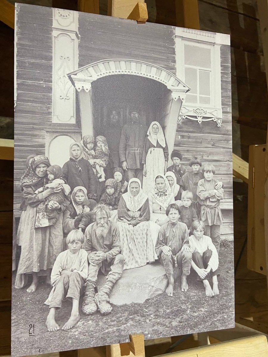 Станок для подковки коня, образцы редкой глухой корабельной резьбы, овины, амбары, мельницы и церкви старого образца. А еще ступальный колодец, который приводили в движение с помощью ног. На территории в 36 гектаров на окраине Нижнего Новгорода раскинулся уникальный музей деревянного зодчества «Щёлоковский хутор». Все его чудеса увидел и «Ключ-Медиа»!