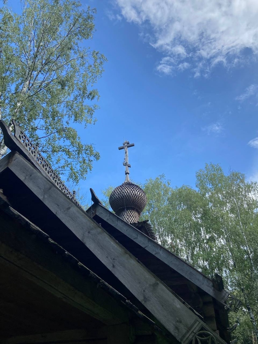 Станок для подковки коня, образцы редкой глухой корабельной резьбы, овины, амбары, мельницы и церкви старого образца. А еще ступальный колодец, который приводили в движение с помощью ног. На территории в 36 гектаров на окраине Нижнего Новгорода раскинулся уникальный музей деревянного зодчества «Щёлоковский хутор». Все его чудеса увидел и «Ключ-Медиа»!