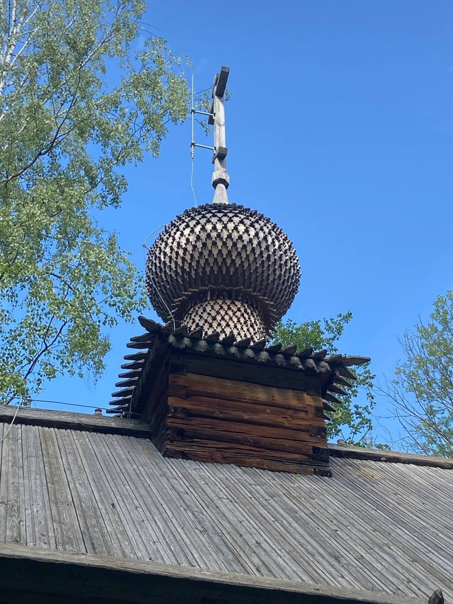 Станок для подковки коня, образцы редкой глухой корабельной резьбы, овины, амбары, мельницы и церкви старого образца. А еще ступальный колодец, который приводили в движение с помощью ног. На территории в 36 гектаров на окраине Нижнего Новгорода раскинулся уникальный музей деревянного зодчества «Щёлоковский хутор». Все его чудеса увидел и «Ключ-Медиа»!