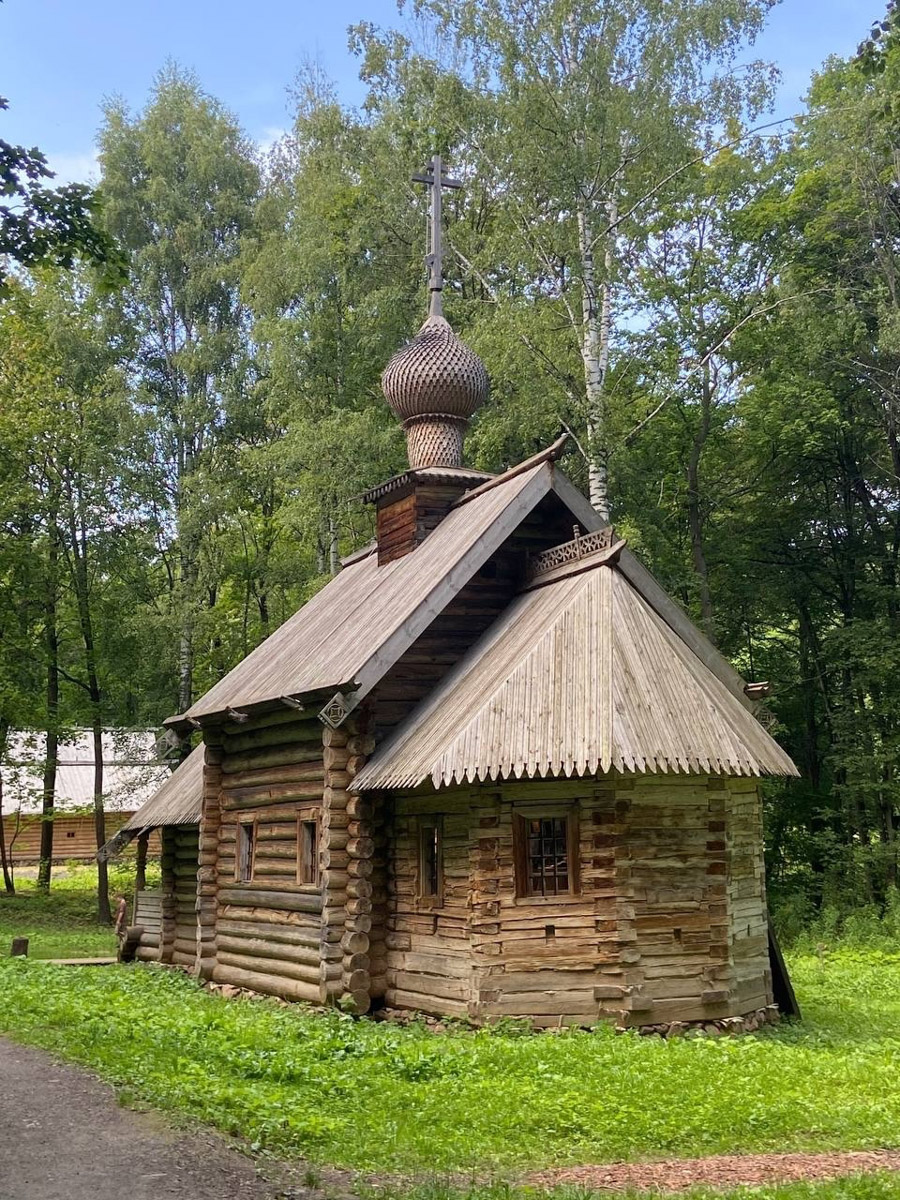 Станок для подковки коня, образцы редкой глухой корабельной резьбы, овины, амбары, мельницы и церкви старого образца. А еще ступальный колодец, который приводили в движение с помощью ног. На территории в 36 гектаров на окраине Нижнего Новгорода раскинулся уникальный музей деревянного зодчества «Щёлоковский хутор». Все его чудеса увидел и «Ключ-Медиа»!