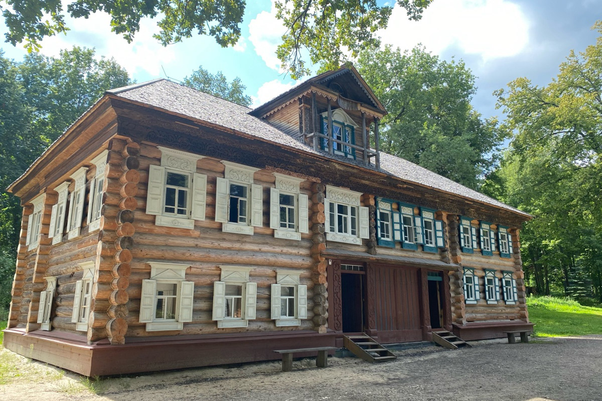 Станок для подковки коня, образцы редкой глухой корабельной резьбы, овины, амбары, мельницы и церкви старого образца. А еще ступальный колодец, который приводили в движение с помощью ног. На территории в 36 гектаров на окраине Нижнего Новгорода раскинулся уникальный музей деревянного зодчества «Щёлоковский хутор». Все его чудеса увидел и «Ключ-Медиа»!