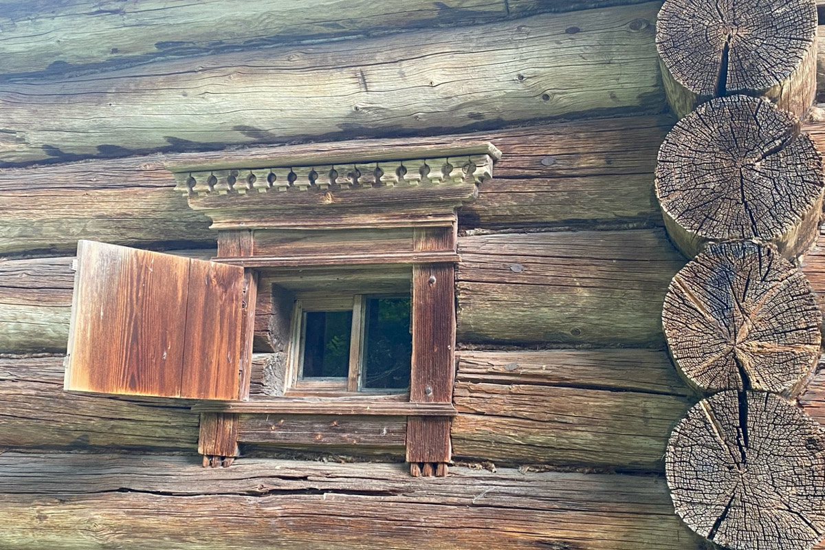 Станок для подковки коня, образцы редкой глухой корабельной резьбы, овины, амбары, мельницы и церкви старого образца. А еще ступальный колодец, который приводили в движение с помощью ног. На территории в 36 гектаров на окраине Нижнего Новгорода раскинулся уникальный музей деревянного зодчества «Щёлоковский хутор». Все его чудеса увидел и «Ключ-Медиа»!