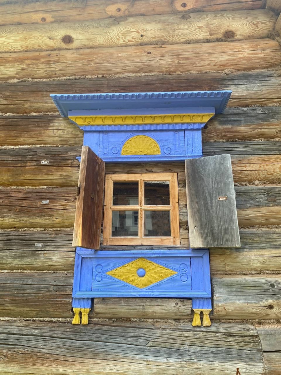 Станок для подковки коня, образцы редкой глухой корабельной резьбы, овины, амбары, мельницы и церкви старого образца. А еще ступальный колодец, который приводили в движение с помощью ног. На территории в 36 гектаров на окраине Нижнего Новгорода раскинулся уникальный музей деревянного зодчества «Щёлоковский хутор». Все его чудеса увидел и «Ключ-Медиа»!