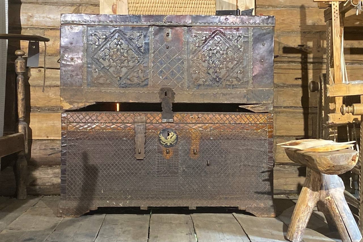 Станок для подковки коня, образцы редкой глухой корабельной резьбы, овины, амбары, мельницы и церкви старого образца. А еще ступальный колодец, который приводили в движение с помощью ног. На территории в 36 гектаров на окраине Нижнего Новгорода раскинулся уникальный музей деревянного зодчества «Щёлоковский хутор». Все его чудеса увидел и «Ключ-Медиа»!