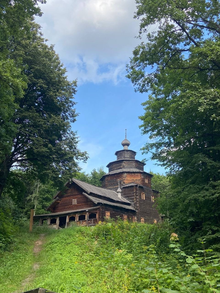 Станок для подковки коня, образцы редкой глухой корабельной резьбы, овины, амбары, мельницы и церкви старого образца. А еще ступальный колодец, который приводили в движение с помощью ног. На территории в 36 гектаров на окраине Нижнего Новгорода раскинулся уникальный музей деревянного зодчества «Щёлоковский хутор». Все его чудеса увидел и «Ключ-Медиа»!