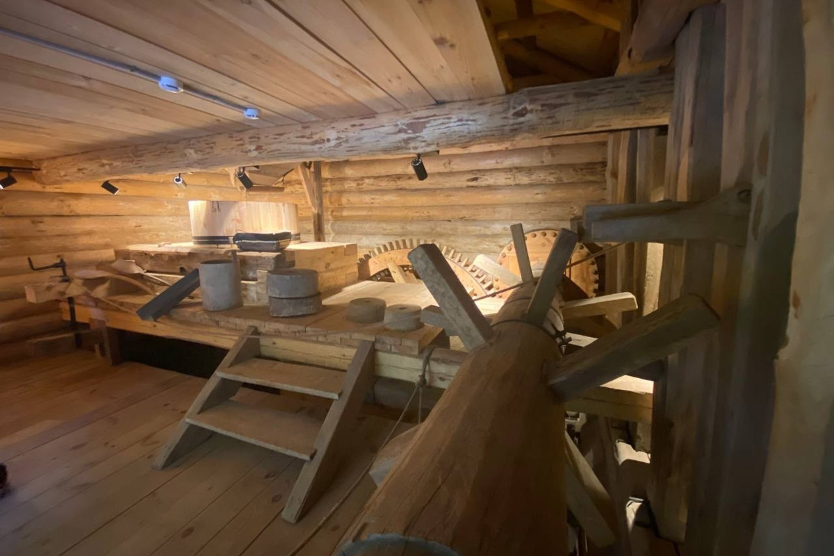 Станок для подковки коня, образцы редкой глухой корабельной резьбы, овины, амбары, мельницы и церкви старого образца. А еще ступальный колодец, который приводили в движение с помощью ног. На территории в 36 гектаров на окраине Нижнего Новгорода раскинулся уникальный музей деревянного зодчества «Щёлоковский хутор». Все его чудеса увидел и «Ключ-Медиа»!