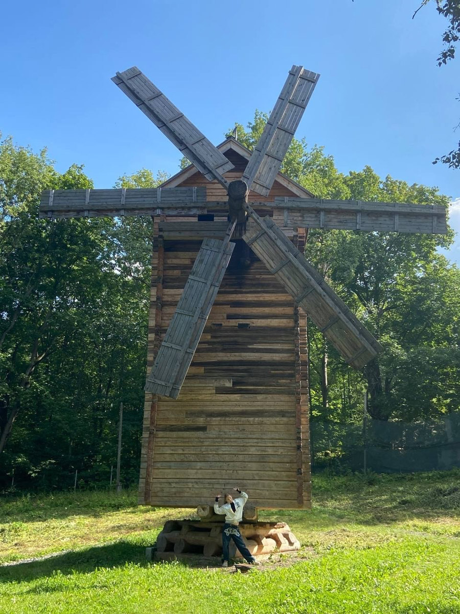 Станок для подковки коня, образцы редкой глухой корабельной резьбы, овины, амбары, мельницы и церкви старого образца. А еще ступальный колодец, который приводили в движение с помощью ног. На территории в 36 гектаров на окраине Нижнего Новгорода раскинулся уникальный музей деревянного зодчества «Щёлоковский хутор». Все его чудеса увидел и «Ключ-Медиа»!