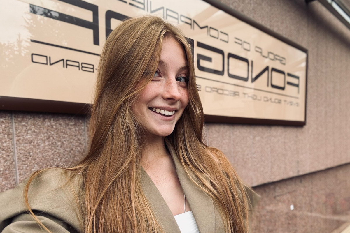 Сцену шоу «Голос. Дети» покорила еще одна конкурсантка из Владимира. На сей раз речь идет про 15-летнюю Веронику Тарасову. К ней повернулись сразу все наставники, наградив девушку множеством комплиментов. А она в ответ выбрала команду звездной четы, пополнив ряды представителей 33-го региона!