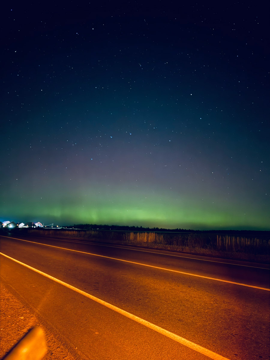 Ночное небо вновь подарило жителям Владимирской области эффектное шоу — невероятной интенсивности северное сияние. Яркие переливы возникли на фоне мощной магнитной бури и были заметны даже в черте города, что само по себе похоже на чудо. Не успели застать редкое в наших краях природное явление лично? Полюбуйтесь необычными кадрами, собранными в нашей статье!