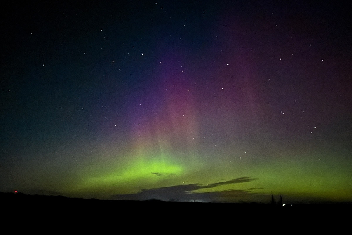 Ночное небо вновь подарило жителям Владимирской области эффектное шоу — невероятной интенсивности северное сияние. Яркие переливы возникли на фоне мощной магнитной бури и были заметны даже в черте города, что само по себе похоже на чудо. Не успели застать редкое в наших краях природное явление лично? Полюбуйтесь необычными кадрами, собранными в нашей статье!
