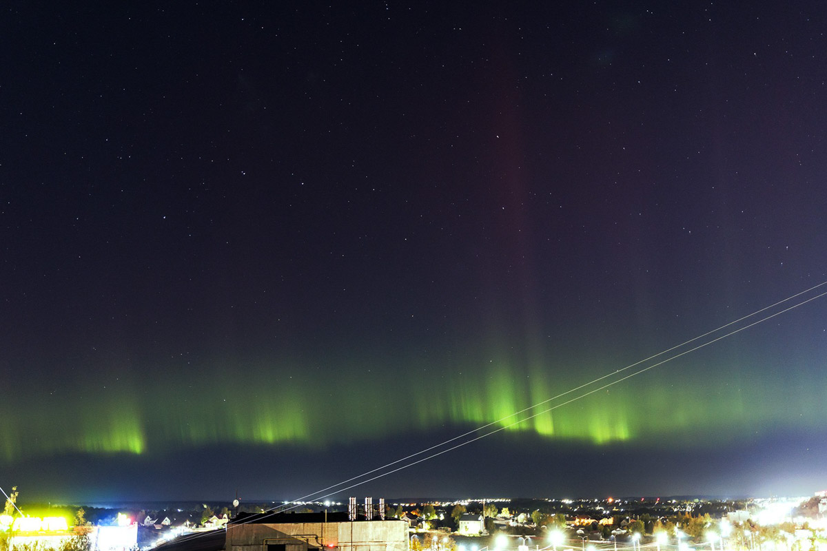 Ночное небо вновь подарило жителям Владимирской области эффектное шоу — невероятной интенсивности северное сияние. Яркие переливы возникли на фоне мощной магнитной бури и были заметны даже в черте города, что само по себе похоже на чудо. Не успели застать редкое в наших краях природное явление лично? Полюбуйтесь необычными кадрами, собранными в нашей статье!