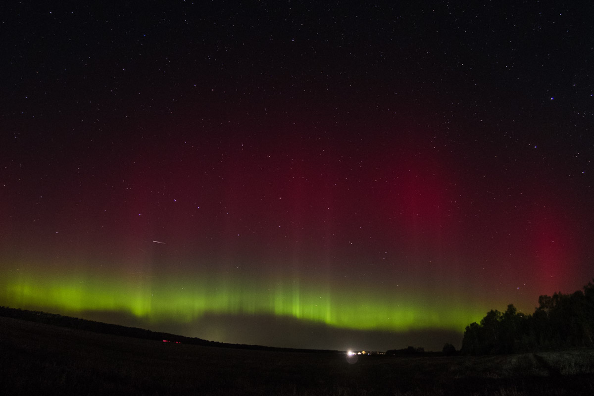 Ночное небо вновь подарило жителям Владимирской области эффектное шоу — невероятной интенсивности северное сияние. Яркие переливы возникли на фоне мощной магнитной бури и были заметны даже в черте города, что само по себе похоже на чудо. Не успели застать редкое в наших краях природное явление лично? Полюбуйтесь необычными кадрами, собранными в нашей статье!