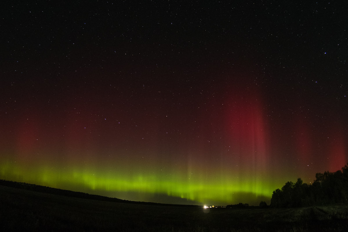 Ночное небо вновь подарило жителям Владимирской области эффектное шоу — невероятной интенсивности северное сияние. Яркие переливы возникли на фоне мощной магнитной бури и были заметны даже в черте города, что само по себе похоже на чудо. Не успели застать редкое в наших краях природное явление лично? Полюбуйтесь необычными кадрами, собранными в нашей статье!