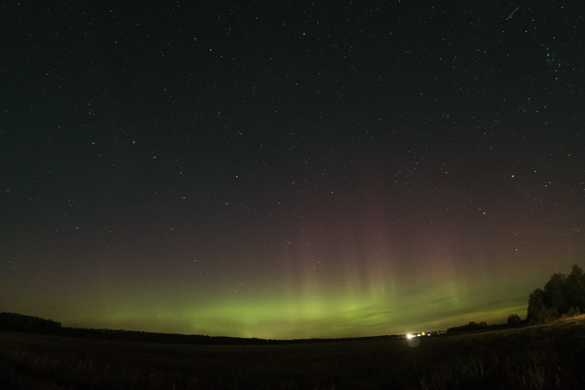 Ночное небо вновь подарило жителям Владимирской области эффектное шоу — невероятной интенсивности северное сияние. Яркие переливы возникли на фоне мощной магнитной бури и были заметны даже в черте города, что само по себе похоже на чудо. Не успели застать редкое в наших краях природное явление лично? Полюбуйтесь необычными кадрами, собранными в нашей статье!