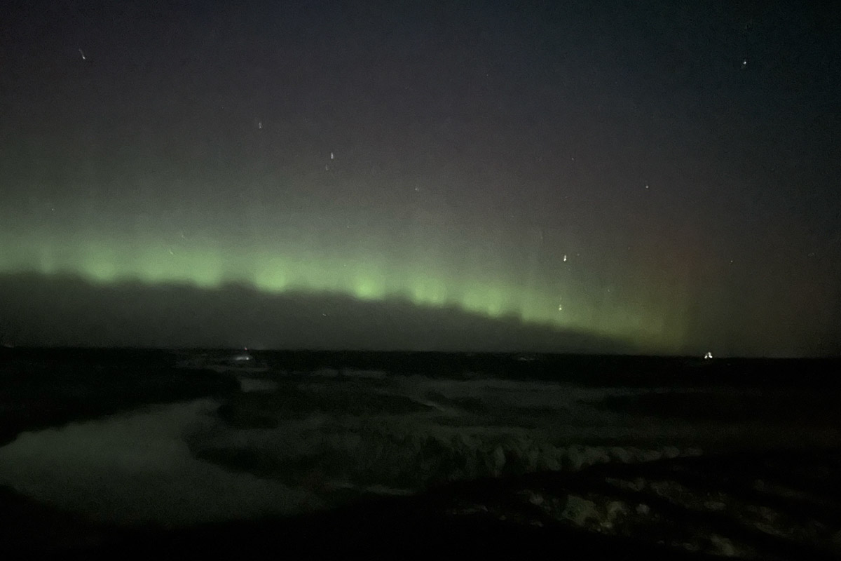 Ночное небо вновь подарило жителям Владимирской области эффектное шоу — невероятной интенсивности северное сияние. Яркие переливы возникли на фоне мощной магнитной бури и были заметны даже в черте города, что само по себе похоже на чудо. Не успели застать редкое в наших краях природное явление лично? Полюбуйтесь необычными кадрами, собранными в нашей статье!