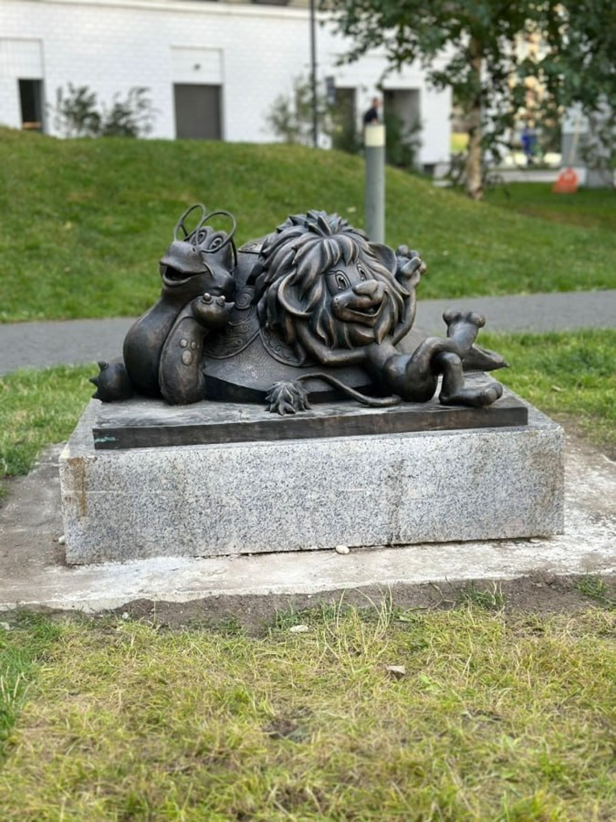 Владимирские скульпторы Илья и Татьяна Шанины создали 12 композиций с популярными героями советских мультфильмов: от крокодила Гены и Чебурашки до льва Бонифация и Знайки. Сейчас все персонажи, отлитые из бронзы, красуются в одном из дворов Москвы на радость детям и взрослым.