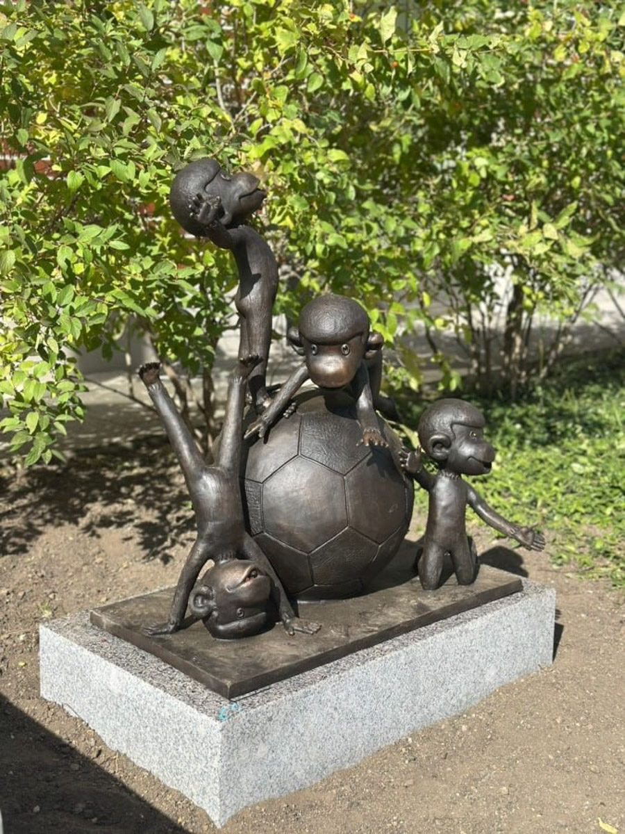 Владимирские скульпторы Илья и Татьяна Шанины создали 12 композиций с популярными героями советских мультфильмов: от крокодила Гены и Чебурашки до льва Бонифация и Знайки. Сейчас все персонажи, отлитые из бронзы, красуются в одном из дворов Москвы на радость детям и взрослым.