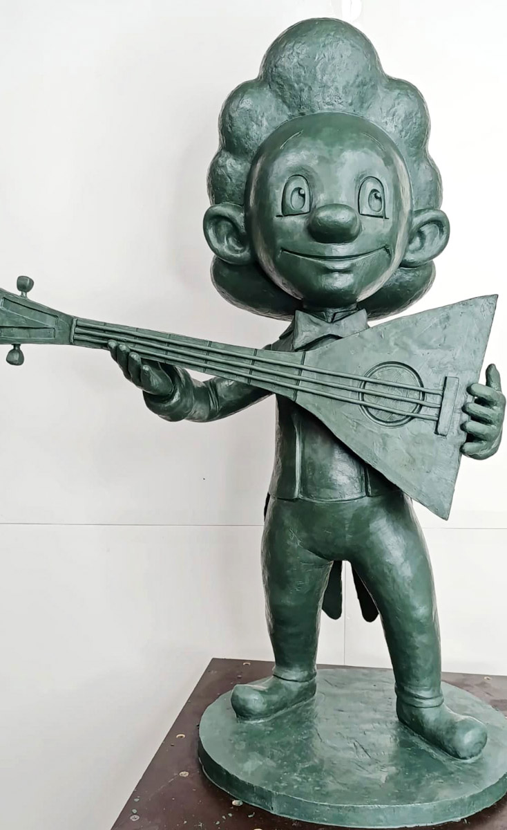 Владимирские скульпторы Илья и Татьяна Шанины создали 12 композиций с популярными героями советских мультфильмов: от крокодила Гены и Чебурашки до льва Бонифация и Знайки. Сейчас все персонажи, отлитые из бронзы, красуются в одном из дворов Москвы на радость детям и взрослым.