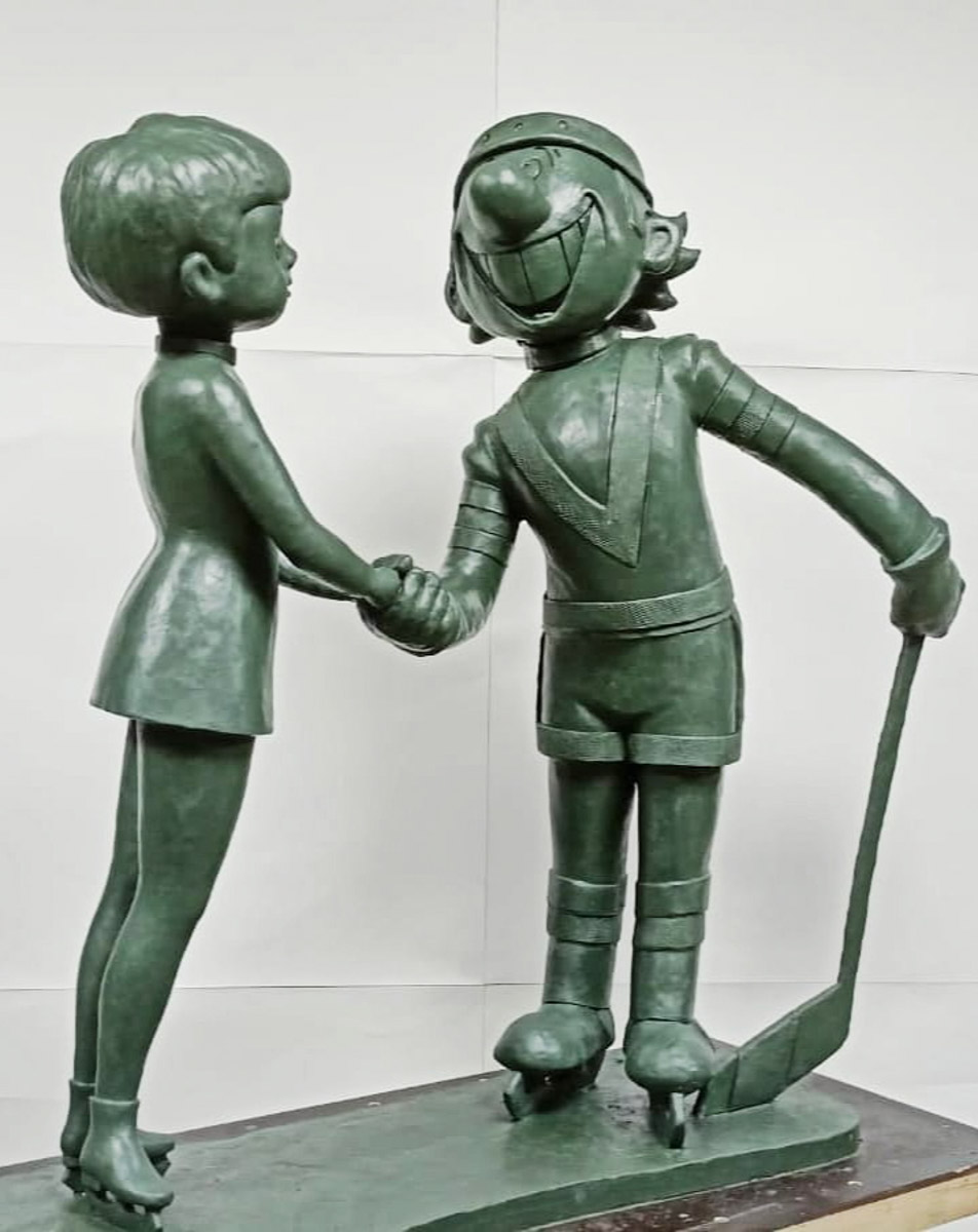 Владимирские скульпторы Илья и Татьяна Шанины создали 12 композиций с популярными героями советских мультфильмов: от крокодила Гены и Чебурашки до льва Бонифация и Знайки. Сейчас все персонажи, отлитые из бронзы, красуются в одном из дворов Москвы на радость детям и взрослым.