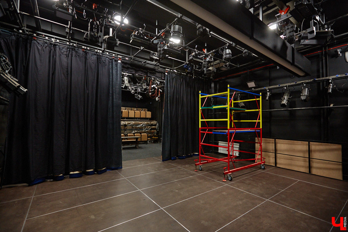 После реконструкции областного театра драмы его малая сцена удивит зрителей техническими инновациями, магическим светом и дизайнерским сюрпризом. «Ключ-Медиа» удалось заглянуть в закулисье в сопровождении заместителя директора театра Виктории Турковой.