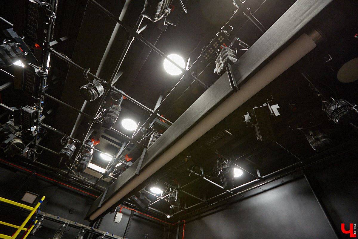 После реконструкции областного театра драмы его малая сцена удивит зрителей техническими инновациями, магическим светом и дизайнерским сюрпризом. «Ключ-Медиа» удалось заглянуть в закулисье в сопровождении заместителя директора театра Виктории Турковой.