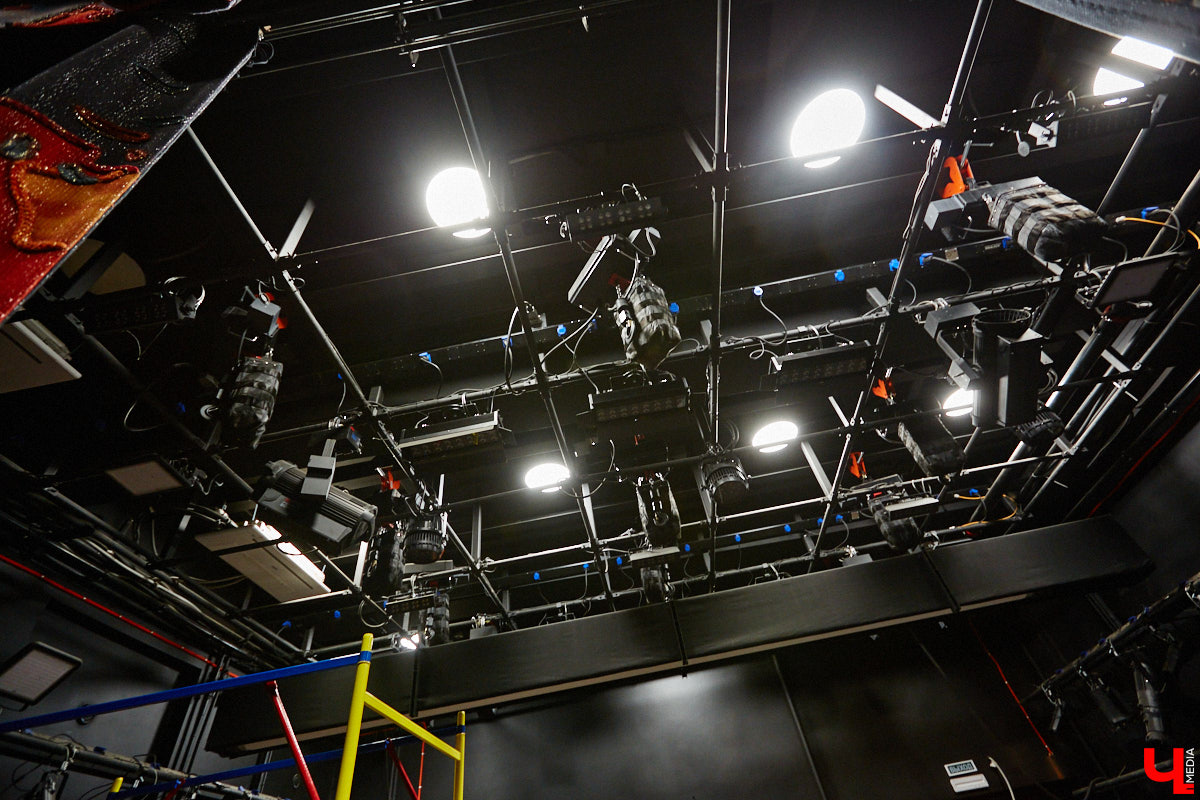 После реконструкции областного театра драмы его малая сцена удивит зрителей техническими инновациями, магическим светом и дизайнерским сюрпризом. «Ключ-Медиа» удалось заглянуть в закулисье в сопровождении заместителя директора театра Виктории Турковой.