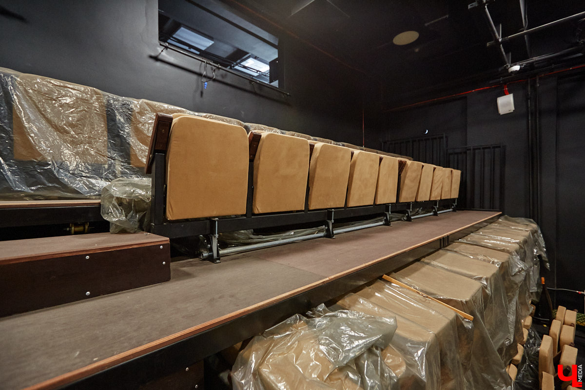 После реконструкции областного театра драмы его малая сцена удивит зрителей техническими инновациями, магическим светом и дизайнерским сюрпризом. «Ключ-Медиа» удалось заглянуть в закулисье в сопровождении заместителя директора театра Виктории Турковой.