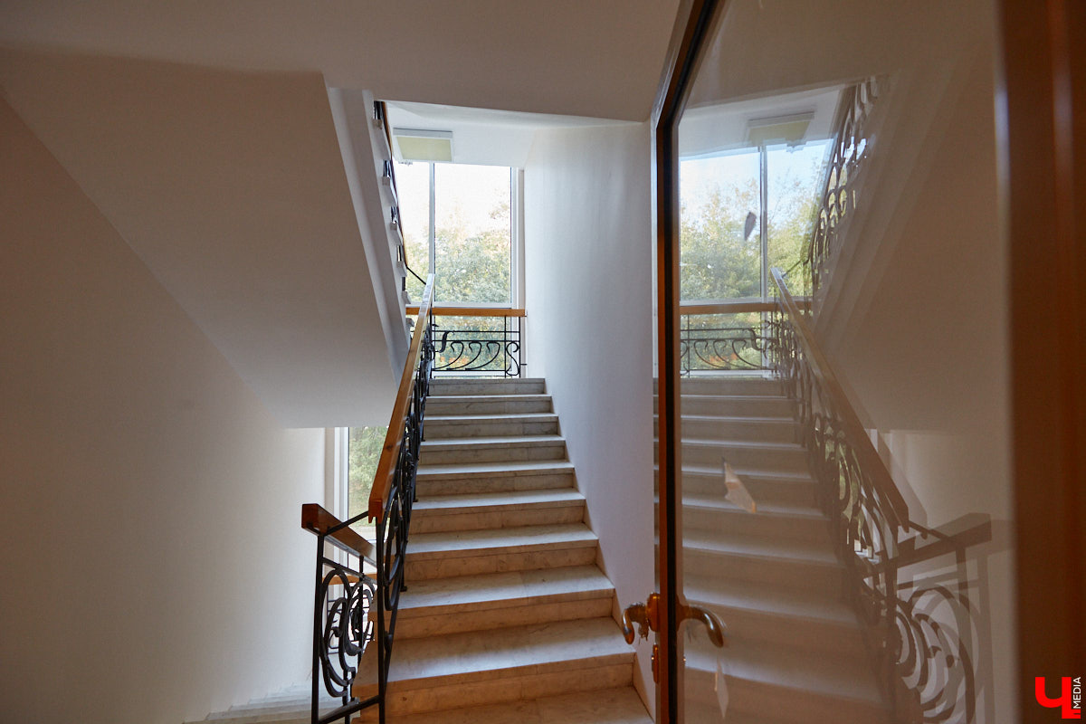 После реконструкции областного театра драмы его малая сцена удивит зрителей техническими инновациями, магическим светом и дизайнерским сюрпризом. «Ключ-Медиа» удалось заглянуть в закулисье в сопровождении заместителя директора театра Виктории Турковой.