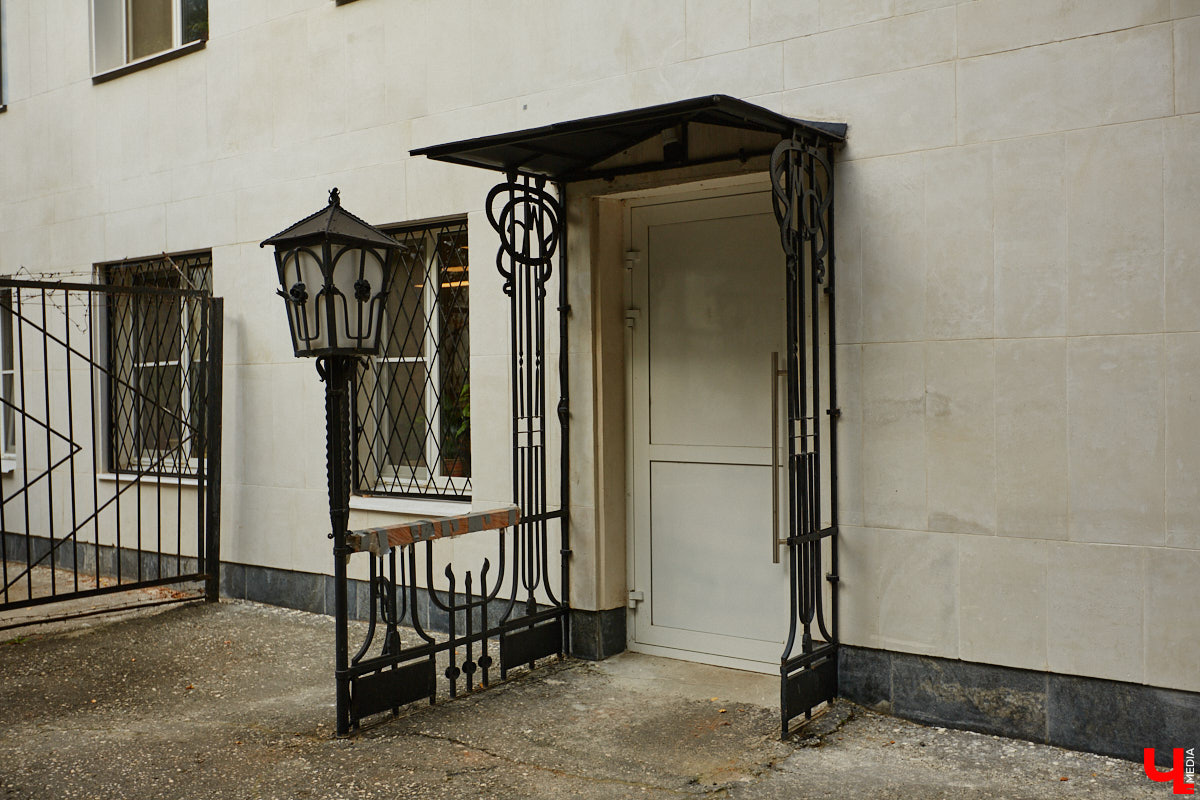 После реконструкции областного театра драмы его малая сцена удивит зрителей техническими инновациями, магическим светом и дизайнерским сюрпризом. «Ключ-Медиа» удалось заглянуть в закулисье в сопровождении заместителя директора театра Виктории Турковой.