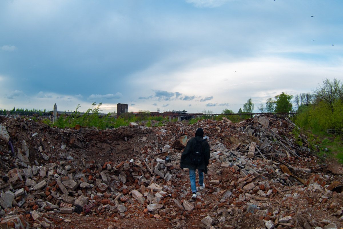 ВТЗ являлся одним из знаковых предприятий региона, а легендарный «Владимирец» был известен во всем мире. Сейчас это дела минувших лет, которые, к счастью, не спешат забывать. Каким был завод (а точнее, то, что от него осталось) пять лет назад, мы вспоминаем, листая кадры из архива местного фотографа Ивана Матвеева.