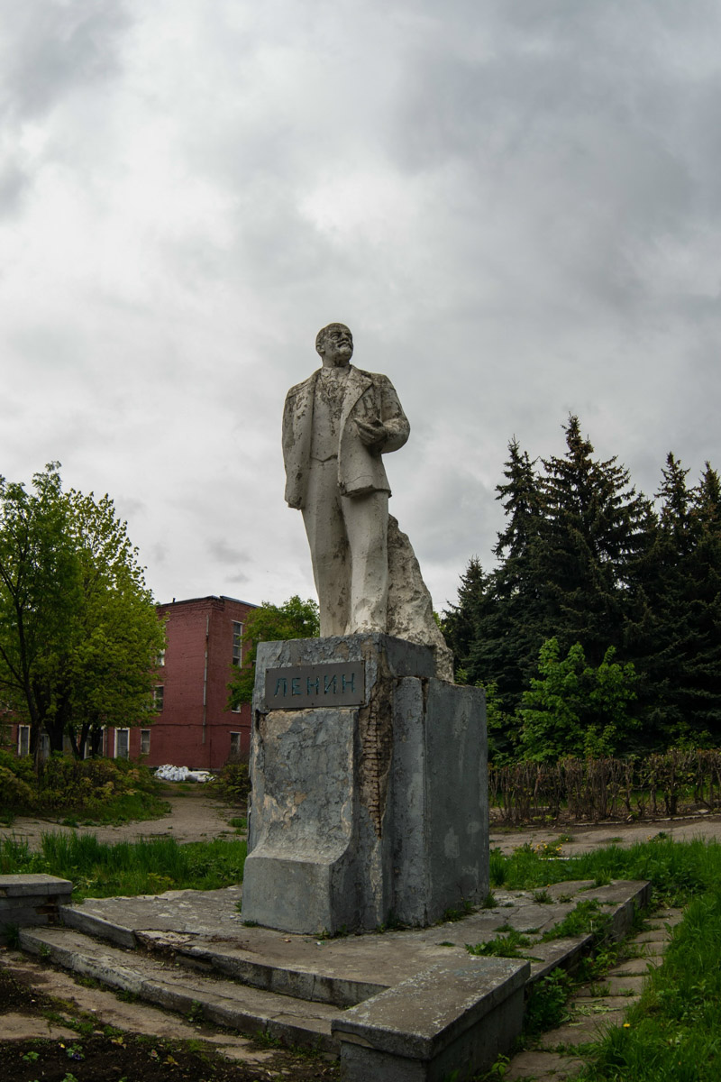 ВТЗ являлся одним из знаковых предприятий региона, а легендарный «Владимирец» был известен во всем мире. Сейчас это дела минувших лет, которые, к счастью, не спешат забывать. Каким был завод (а точнее, то, что от него осталось) пять лет назад, мы вспоминаем, листая кадры из архива местного фотографа Ивана Матвеева.