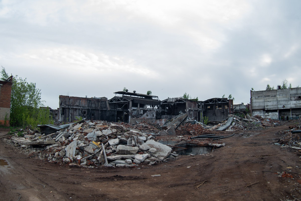 ВТЗ являлся одним из знаковых предприятий региона, а легендарный «Владимирец» был известен во всем мире. Сейчас это дела минувших лет, которые, к счастью, не спешат забывать. Каким был завод (а точнее, то, что от него осталось) пять лет назад, мы вспоминаем, листая кадры из архива местного фотографа Ивана Матвеева.