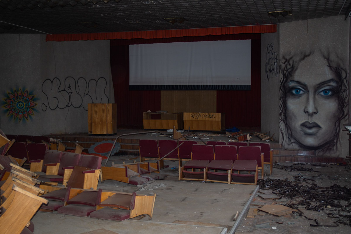 ВТЗ являлся одним из знаковых предприятий региона, а легендарный «Владимирец» был известен во всем мире. Сейчас это дела минувших лет, которые, к счастью, не спешат забывать. Каким был завод (а точнее, то, что от него осталось) пять лет назад, мы вспоминаем, листая кадры из архива местного фотографа Ивана Матвеева.