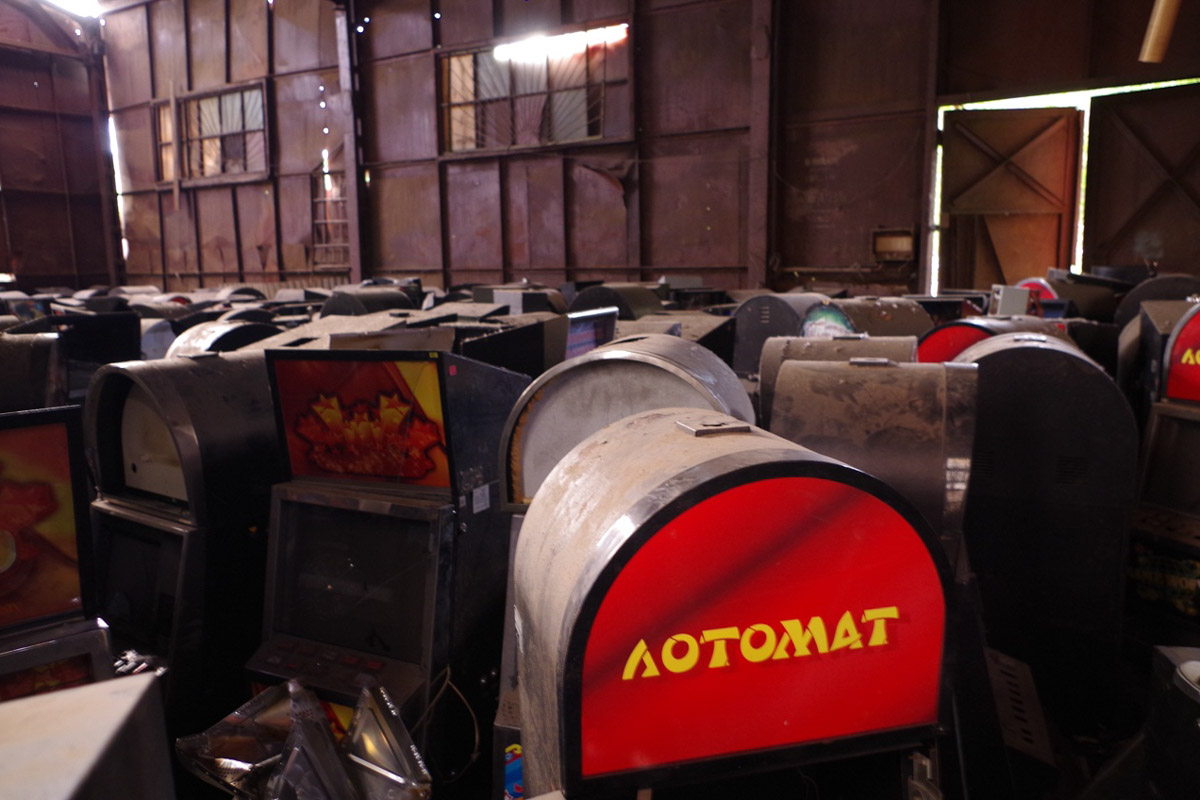 ВТЗ являлся одним из знаковых предприятий региона, а легендарный «Владимирец» был известен во всем мире. Сейчас это дела минувших лет, которые, к счастью, не спешат забывать. Каким был завод (а точнее, то, что от него осталось) пять лет назад, мы вспоминаем, листая кадры из архива местного фотографа Ивана Матвеева.