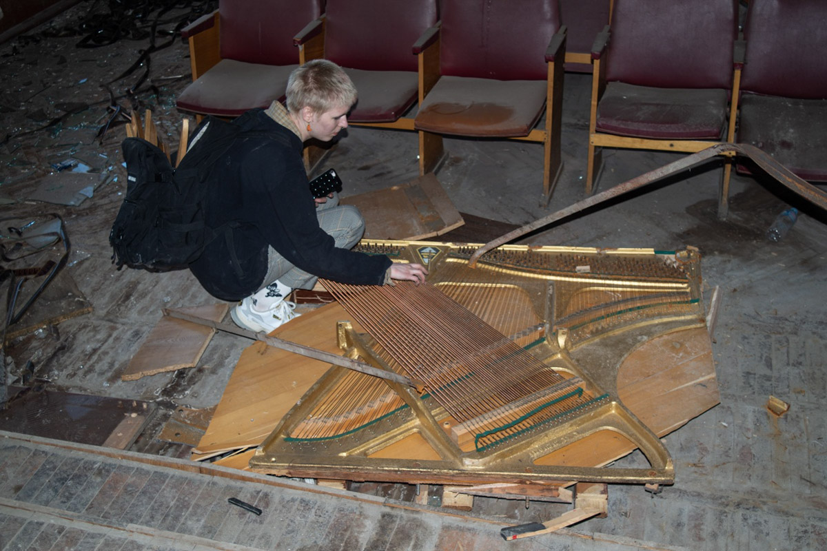 ВТЗ являлся одним из знаковых предприятий региона, а легендарный «Владимирец» был известен во всем мире. Сейчас это дела минувших лет, которые, к счастью, не спешат забывать. Каким был завод (а точнее, то, что от него осталось) пять лет назад, мы вспоминаем, листая кадры из архива местного фотографа Ивана Матвеева.