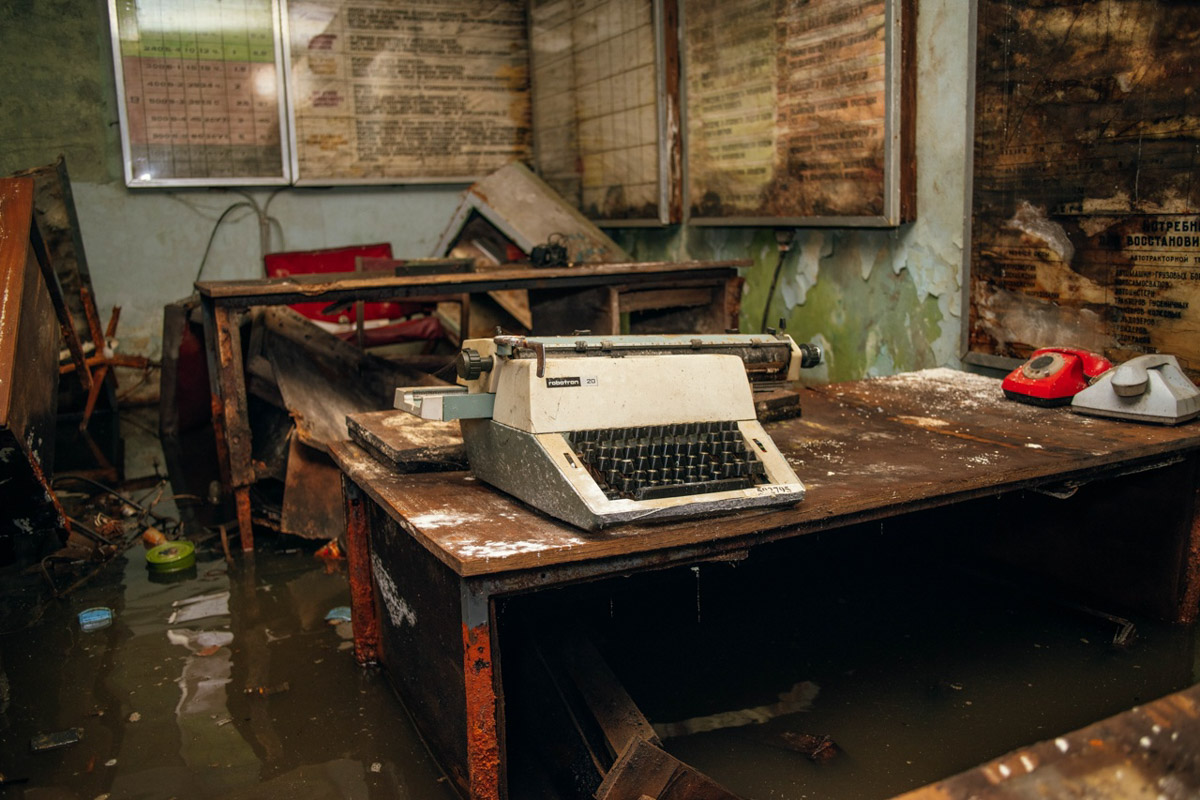 ВТЗ являлся одним из знаковых предприятий региона, а легендарный «Владимирец» был известен во всем мире. Сейчас это дела минувших лет, которые, к счастью, не спешат забывать. Каким был завод (а точнее, то, что от него осталось) пять лет назад, мы вспоминаем, листая кадры из архива местного фотографа Ивана Матвеева.