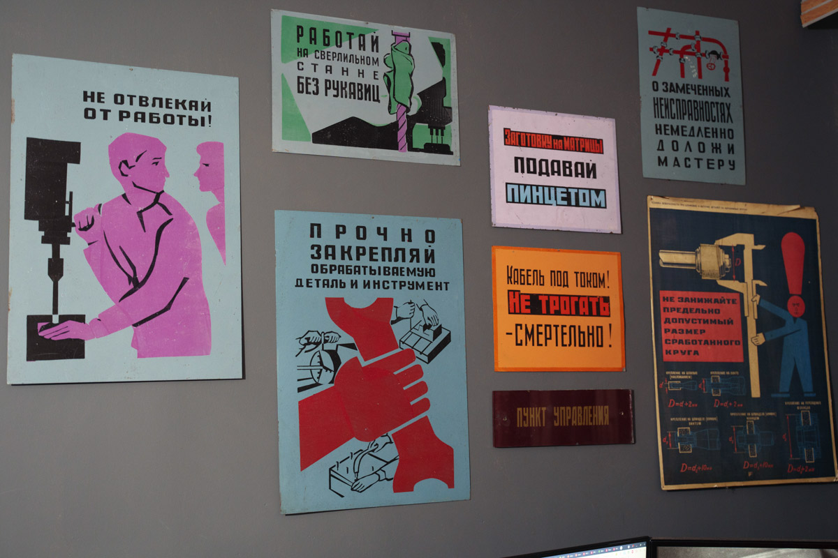 ВТЗ являлся одним из знаковых предприятий региона, а легендарный «Владимирец» был известен во всем мире. Сейчас это дела минувших лет, которые, к счастью, не спешат забывать. Каким был завод (а точнее, то, что от него осталось) пять лет назад, мы вспоминаем, листая кадры из архива местного фотографа Ивана Матвеева.