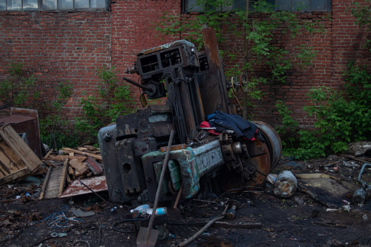 ВТЗ являлся одним из знаковых предприятий региона, а легендарный «Владимирец» был известен во всем мире. Сейчас это дела минувших лет, которые, к счастью, не спешат забывать. Каким был завод (а точнее, то, что от него осталось) пять лет назад, мы вспоминаем, листая кадры из архива местного фотографа Ивана Матвеева.
