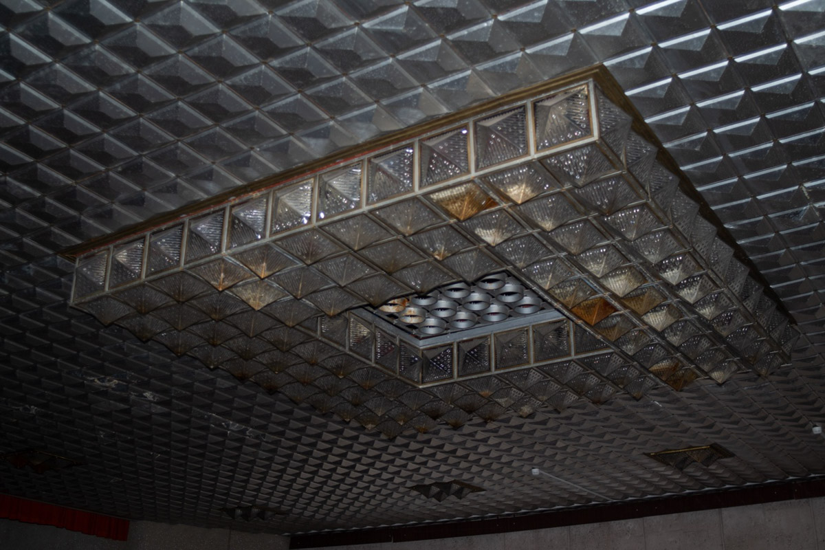 ВТЗ являлся одним из знаковых предприятий региона, а легендарный «Владимирец» был известен во всем мире. Сейчас это дела минувших лет, которые, к счастью, не спешат забывать. Каким был завод (а точнее, то, что от него осталось) пять лет назад, мы вспоминаем, листая кадры из архива местного фотографа Ивана Матвеева.