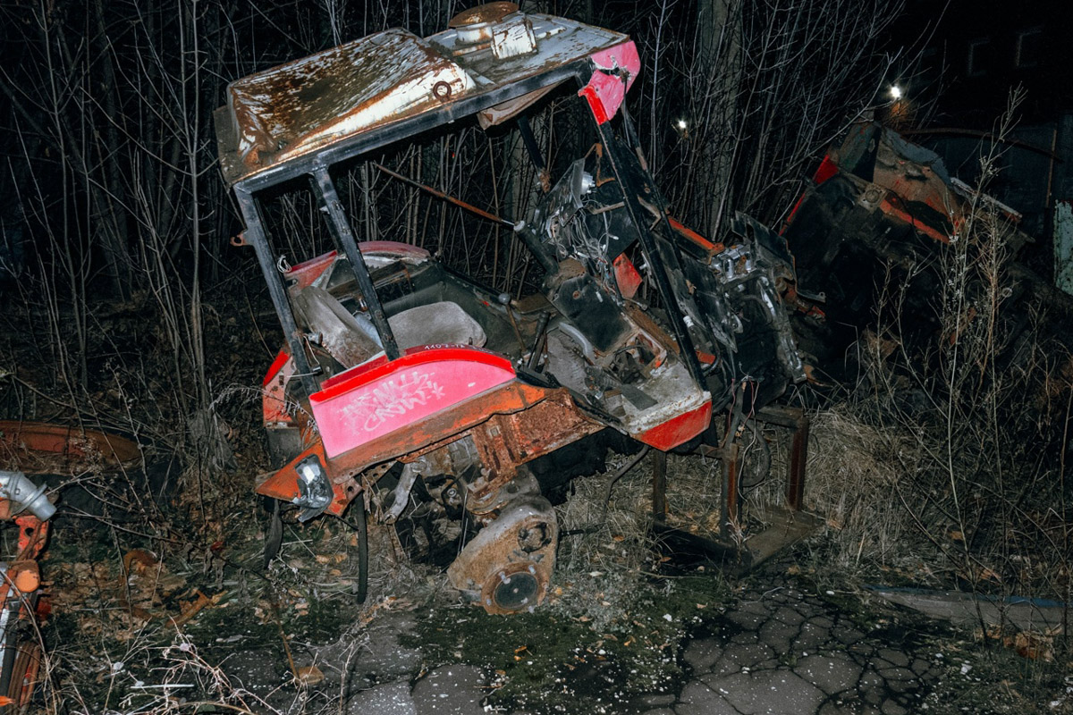 ВТЗ являлся одним из знаковых предприятий региона, а легендарный «Владимирец» был известен во всем мире. Сейчас это дела минувших лет, которые, к счастью, не спешат забывать. Каким был завод (а точнее, то, что от него осталось) пять лет назад, мы вспоминаем, листая кадры из архива местного фотографа Ивана Матвеева.