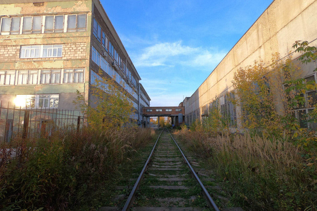 ВТЗ являлся одним из знаковых предприятий региона, а легендарный «Владимирец» был известен во всем мире. Сейчас это дела минувших лет, которые, к счастью, не спешат забывать. Каким был завод (а точнее, то, что от него осталось) пять лет назад, мы вспоминаем, листая кадры из архива местного фотографа Ивана Матвеева.